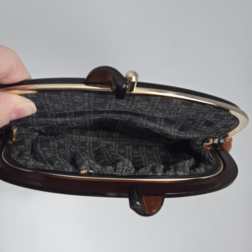 VINTAGE Brown Leather Clutch With Kiss Clasp Closer - Picture 6 of 9